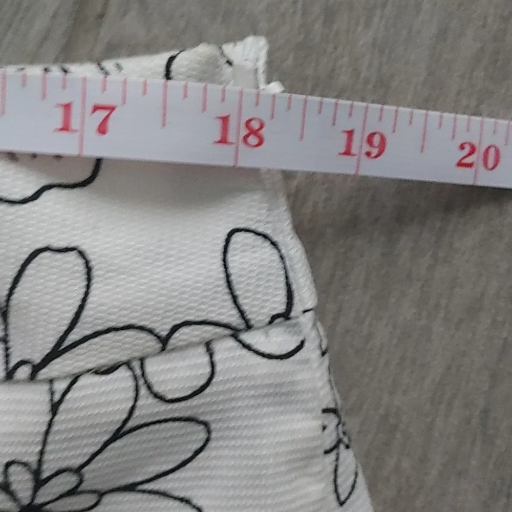 Women's Size 16 Versailles White Mini Skirt With Black Outlined Flowers Y2K - Picture 11 of 12